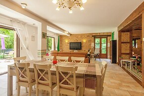 Spacious Farmhouse With Pool