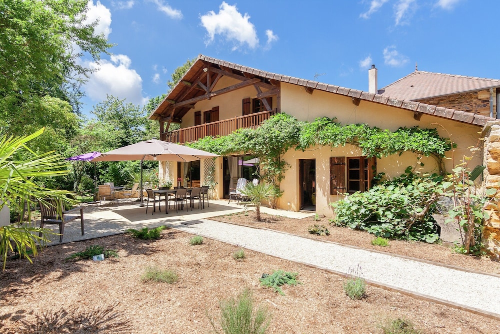 Spacious Farmhouse With Pool