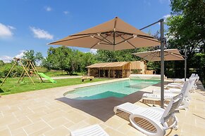 Spacious Farmhouse With Pool