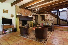 Spacious Farmhouse With Pool