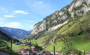 Sunlit Apartment near Ski Area in Hüttschlag