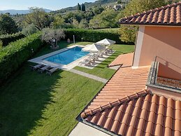 Villa in Tuscany With Private Pool & Views