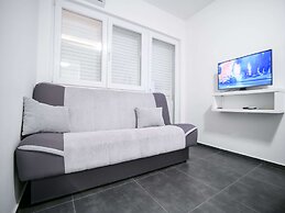 Elegant Holiday Home in Privlakaw With Garden