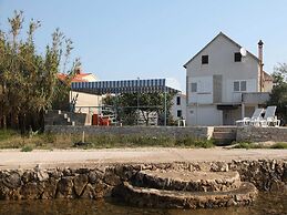 Elegant Holiday Home in Privlakaw With Garden