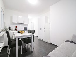 Elegant Holiday Home in Privlakaw With Garden