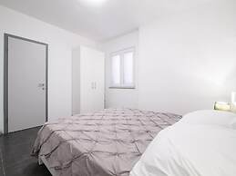 Elegant Holiday Home in Privlakaw With Garden