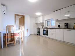 Elegant Holiday Home in Privlakaw With Garden