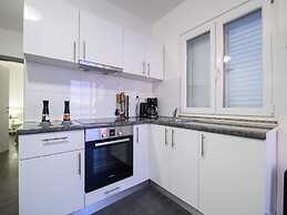 Elegant Holiday Home in Privlakaw With Garden