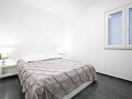 Elegant Holiday Home in Privlakaw With Garden