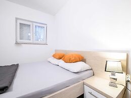 Elegant Holiday Home in Privlakaw With Garden