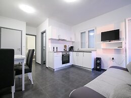 Elegant Holiday Home in Privlakaw With Garden