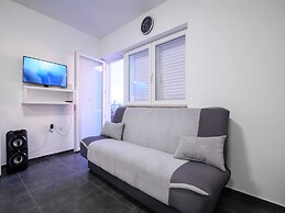 Elegant Holiday Home in Privlakaw With Garden