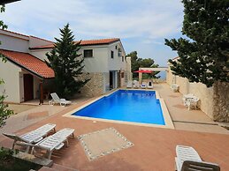 Fantastic Holiday Home With Amazing Garden, Private Pool, Directly on 