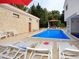 Fantastic Holiday Home With Amazing Garden, Private Pool, Directly on 