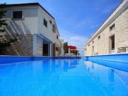 Fantastic Holiday Home With Amazing Garden, Private Pool, Directly on 