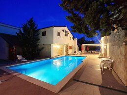 Fantastic Holiday Home With Amazing Garden, Private Pool, Directly on 