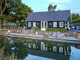 Gorgeous Riverside Chalet in Cothen