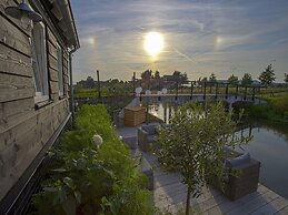 Gorgeous Riverside Chalet in Cothen