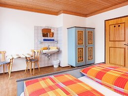 Sunny Hillside Apartment in Mittersill near Public Transport