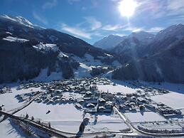 Tasteful Holiday Home in Hollersbach im Pinzgau With Garden