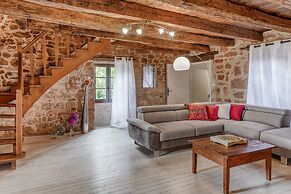 Beautiful Holiday Home With Pool in Teillots