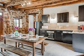 Beautiful Holiday Home With Pool in Teillots