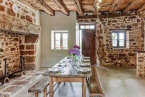 Beautiful Holiday Home With Pool in Teillots