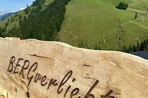 Gorgeous Chalet with Hot Tub in Tyrol