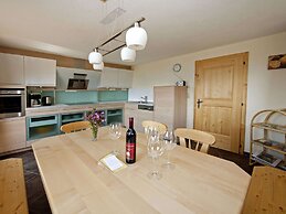 Gorgeous Chalet with Hot Tub in Tyrol