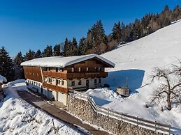 Gorgeous Chalet with Hot Tub in Tyrol