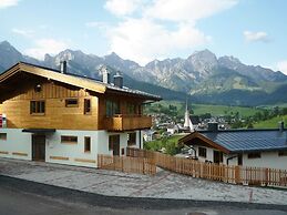 Stunning Holiday Home With Balcony, Ski Storage, Parking