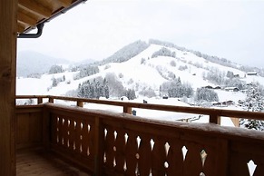 Stunning Holiday Home With Balcony, Ski Storage, Parking