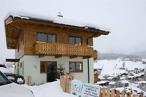 Stunning Holiday Home With Balcony, Ski Storage, Parking