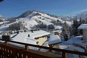 Stunning Holiday Home With Balcony, Ski Storage, Parking