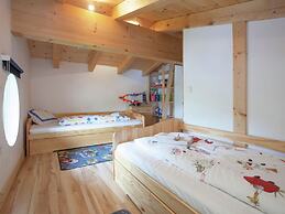 Stunning Holiday Home With Balcony, Ski Storage, Parking