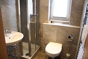 Stunning Holiday Home With Balcony, Ski Storage, Parking