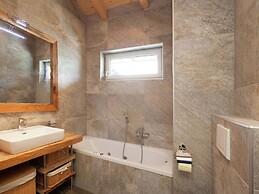 Stunning Holiday Home With Balcony, Ski Storage, Parking