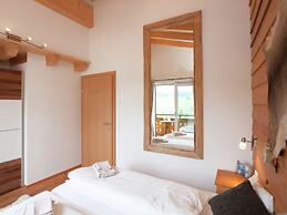 Stunning Holiday Home With Balcony, Ski Storage, Parking