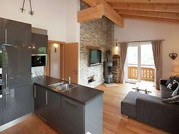 Stunning Holiday Home With Balcony, Ski Storage, Parking