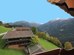 Quaint Apartment in Finkenberg near Ski Lift