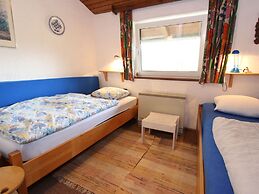 Spacious Chalet in Niedernsill near Skiing