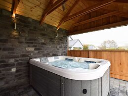 Grandeur Villa with Sauna & Hot Tub in Durbuy