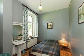 Spacious Holiday Home With Garden