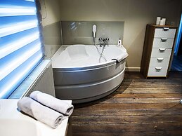 Luxe Home with Hot Tub & Sauna