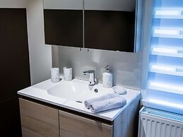 Luxe Home with Hot Tub & Sauna