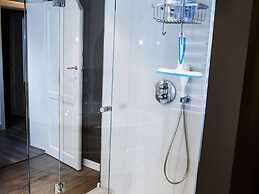 Luxe Home with Hot Tub & Sauna