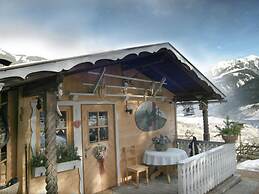 Cozy Chalet in Karrösten near Forest