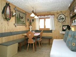 Cozy Chalet in Karrösten near Forest