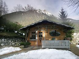 Cozy Chalet in Karrösten near Forest