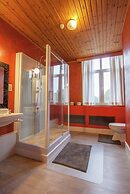 Spacious Holiday Home With Private Garden